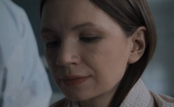 «Сколько там наших»: в сети набирает популярность короткометражный фильм о девушке-военном хирурге, вернувшейся после пыток ( 1 фото ) «Сколько там наших»: в сети набирает популярность короткометражный фильм о девушке-военном хирурге, вернувшейся после пыток ( 1 фото )