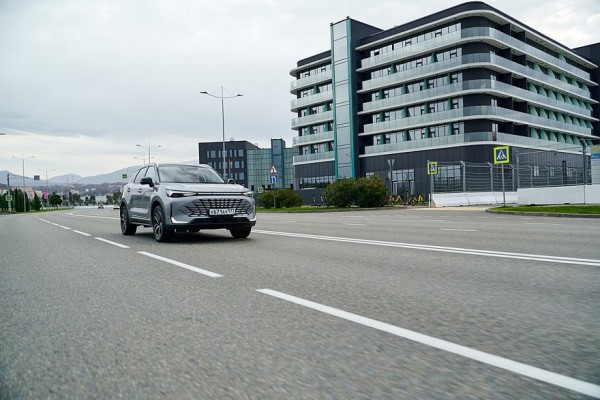 Оттоманка, массаж по кругу и тишина: тест-драйв BAIC X75