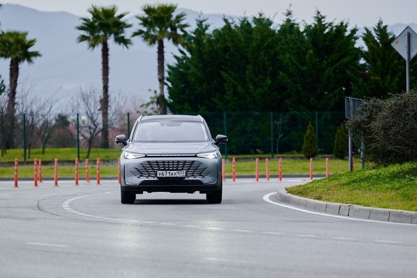 Оттоманка, массаж по кругу и тишина: тест-драйв BAIC X75