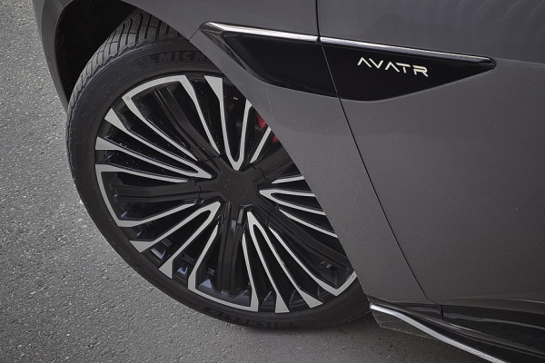 Пока дизайн спорит с логикой, комфорт побеждает: тест-драйв Avatr 12 Пока дизайн спорит с логикой, комфорт побеждает: тест-драйв Avatr 12